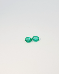 Pareja de Esmeraldas Naturales de Talla Ovalada peso total .71ct