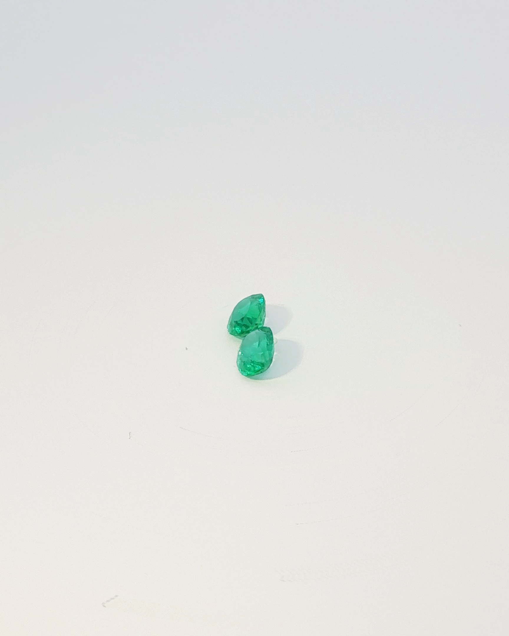 Pareja de Esmeraldas Naturales de Talla Ovalada peso total .71ct
