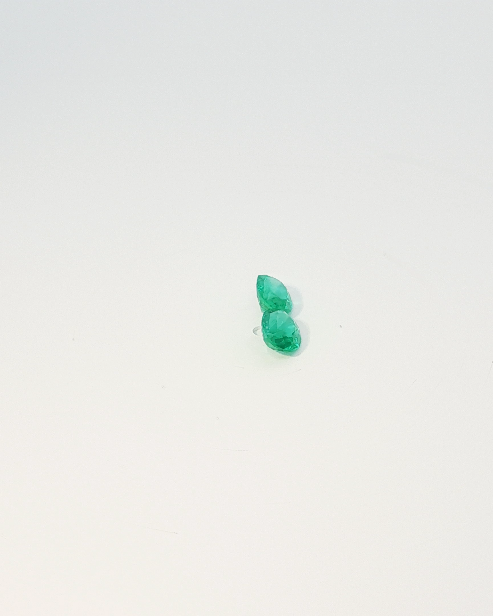 Pareja de Esmeraldas Naturales de Talla Ovalada peso total .71ct