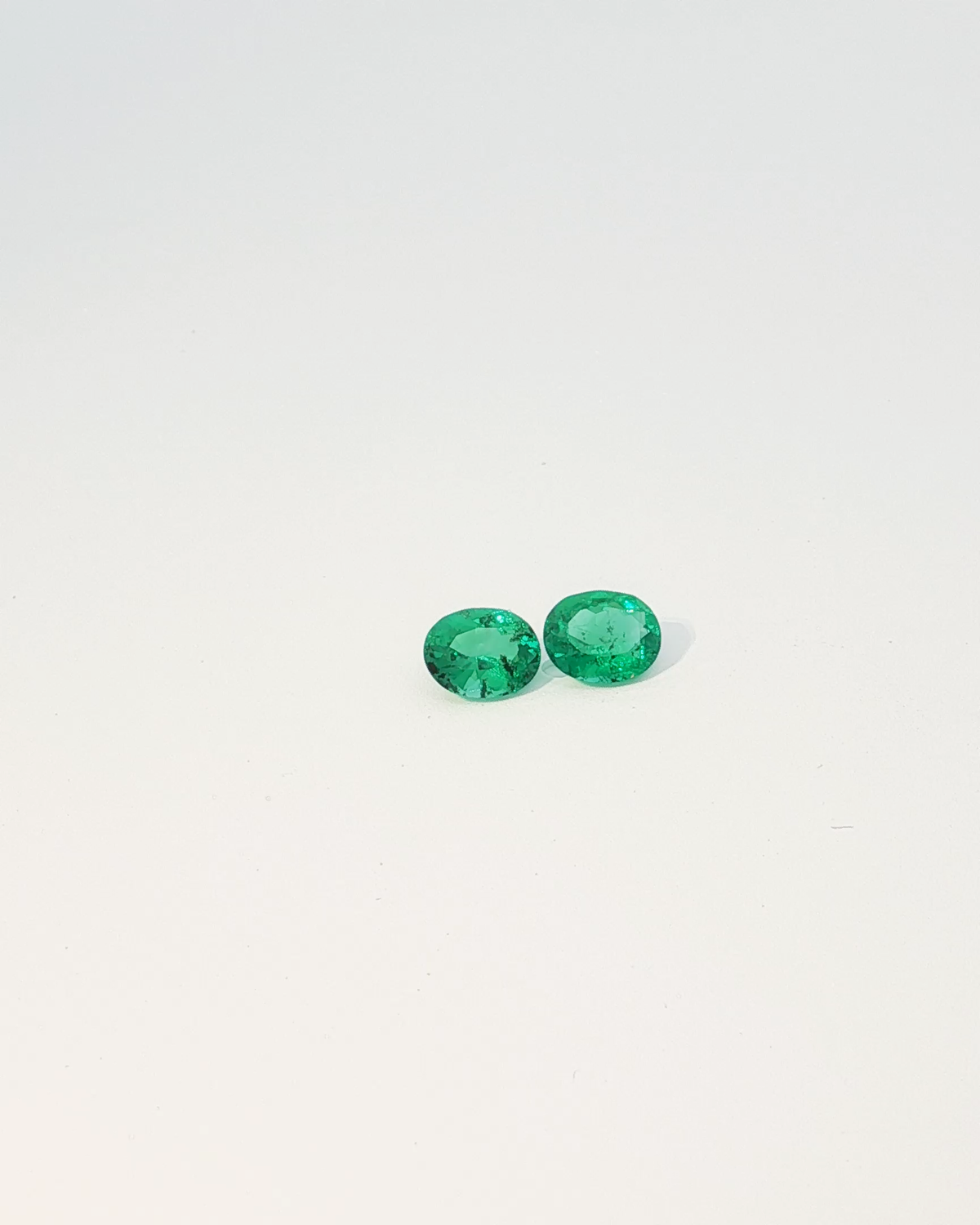 Pareja de Esmeraldas Naturales Corte Ovalado Brillante peso 0.67