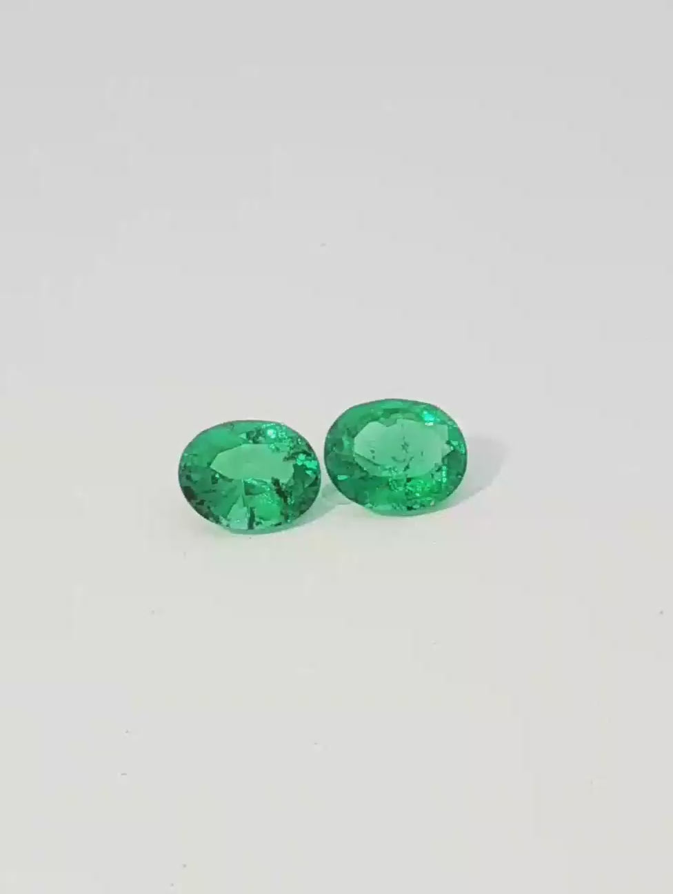 Pareja de Esmeraldas Naturales Corte Ovalado Brillante peso 0.67