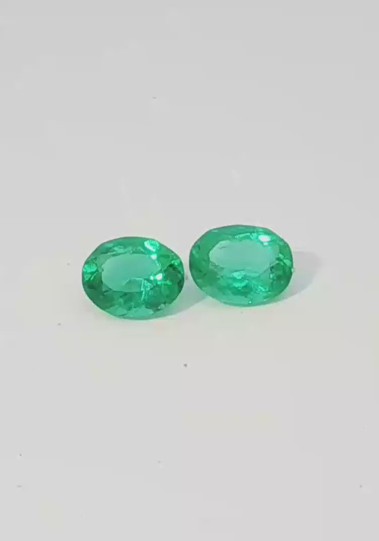 Pareja de Esmeraldas Naturales de Talla Ovalada peso total .71ct