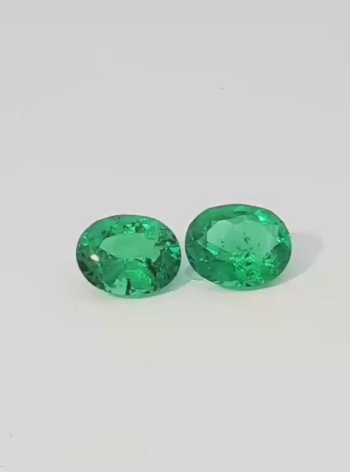 Pareja de Esmeraldas Naturales Corte Ovalado Brillante peso 0.67