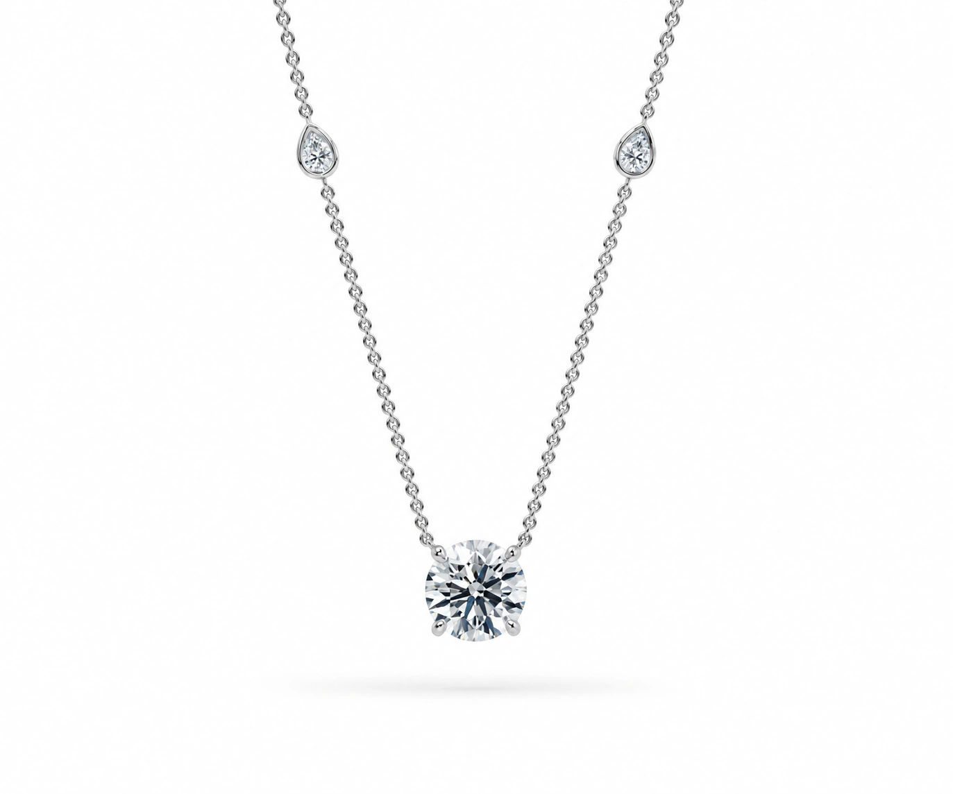 Mavecure · Collar con diamante redondo central y diamantes pera laterales — Blanco — Foto 1