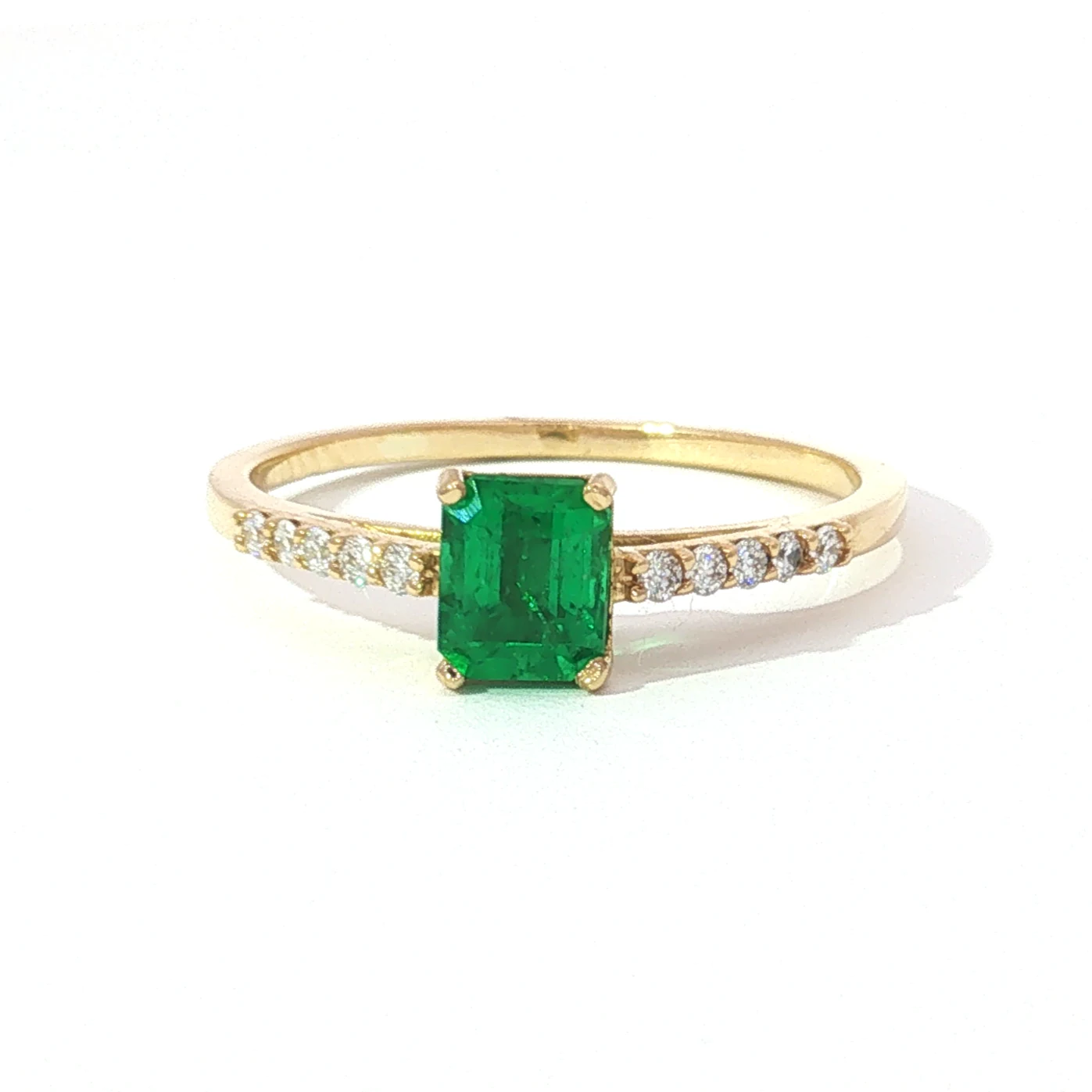 Anillo de esmeralda rectangular y diamantes