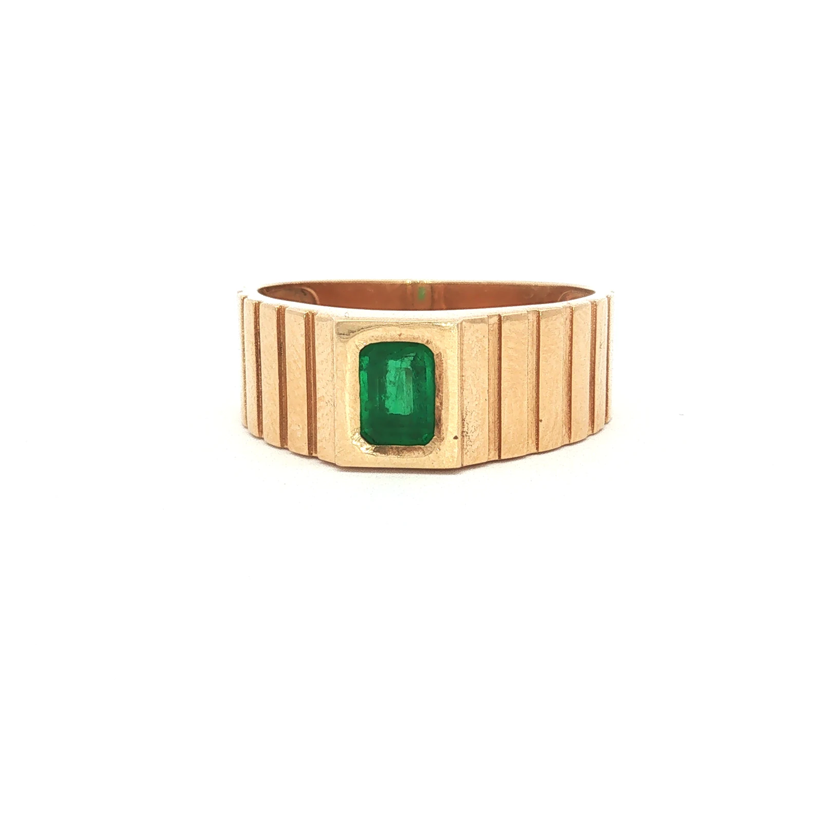 Anillo masculino de esmeralda con diseño acanalado