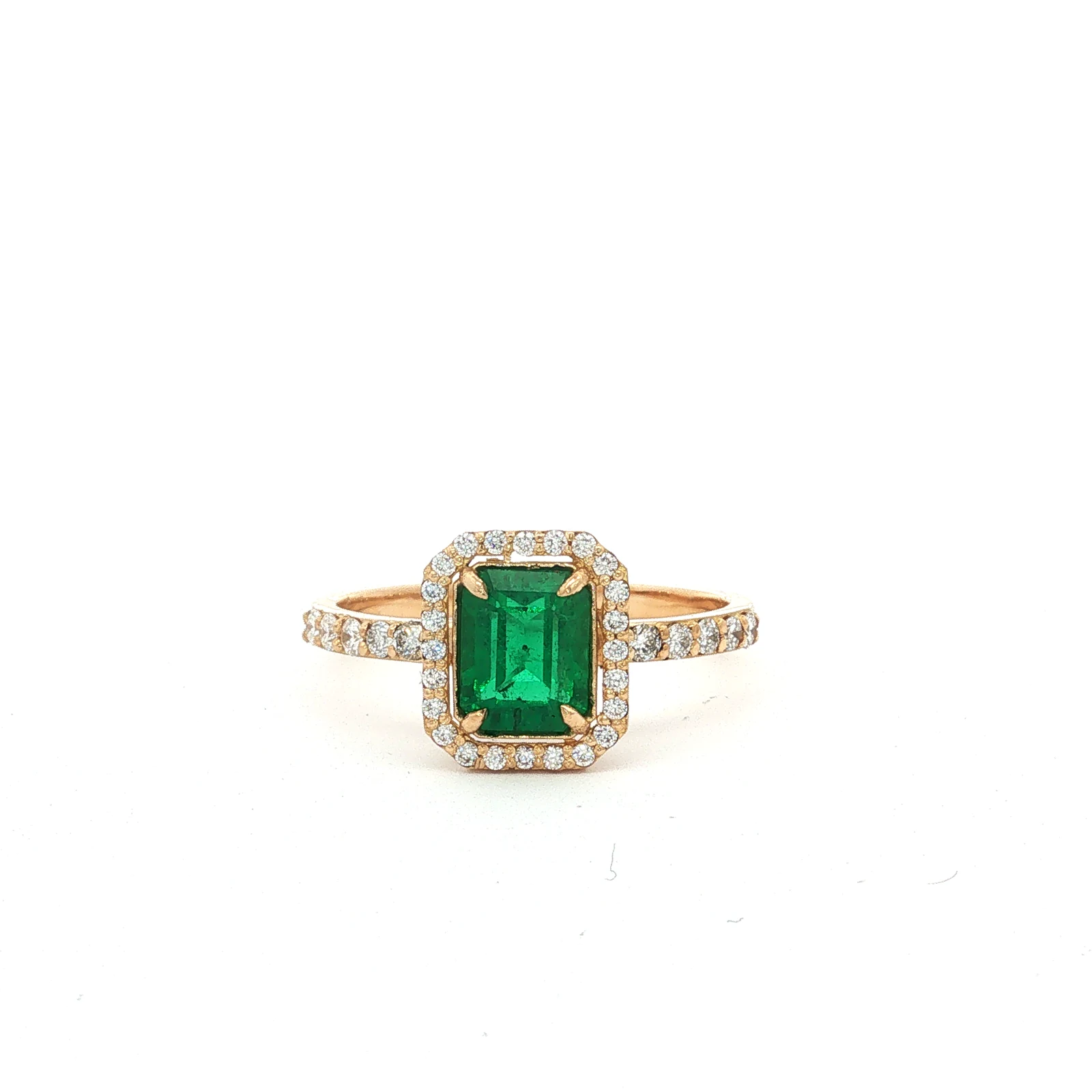 Anillo de esmeralda con halo y banda engastada